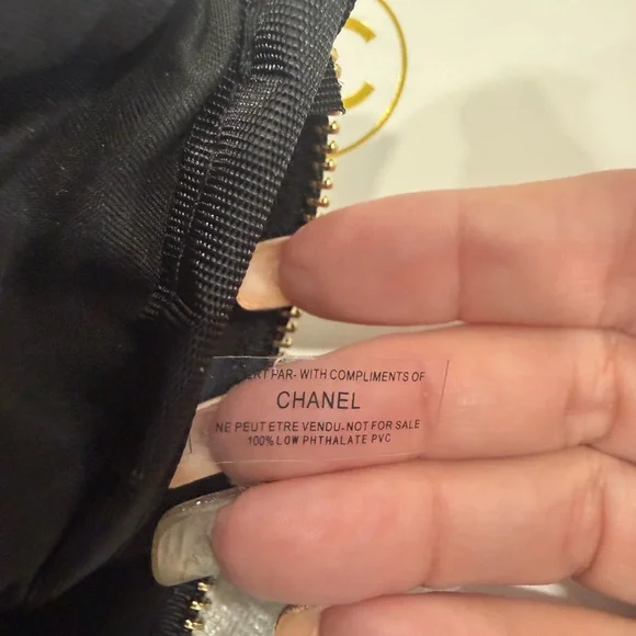 NEW CHANEL Makeup GWP Quilted Cosmetic Pouch With Gold CC Zipper - Picture 2 of 7